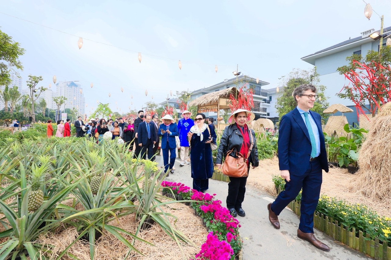 Đường hoa Home Hanoi Xuan 2024 thu hút hàng nghìn khách quốc tế thăm quan 