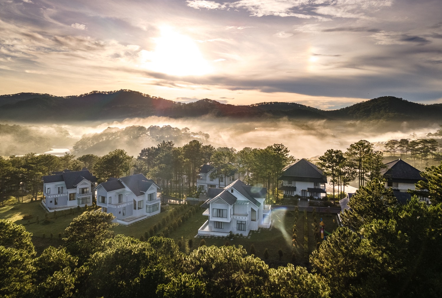 Thủy Hoàng Nguyên Resort nằm trên tuyến đường nối liền giữa thiên đường ngàn hoa Đà Lạt và thành phố biển Nha Trang Thủy Hoàng Nguyên Resort nằm trên tuyến đường nối liền giữa thiên đường ngàn hoa Đà Lạt và thành phố biển Nha Trang
