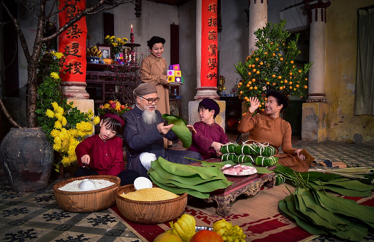 Nhìn sâu lắng, giá trị Tết Việt vẫn luôn âm ỉ, níu con người về với truyền thống dân tộc. Nguồn: TNĐ