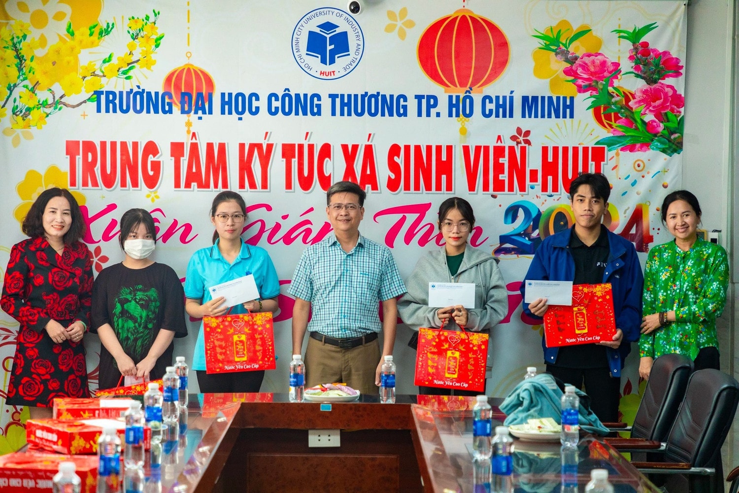 TP. Hồ Chí Minh: Nhiều hoạt động ý nghĩa chăm lo ngày Tết cho sinh viên khó khăn -0