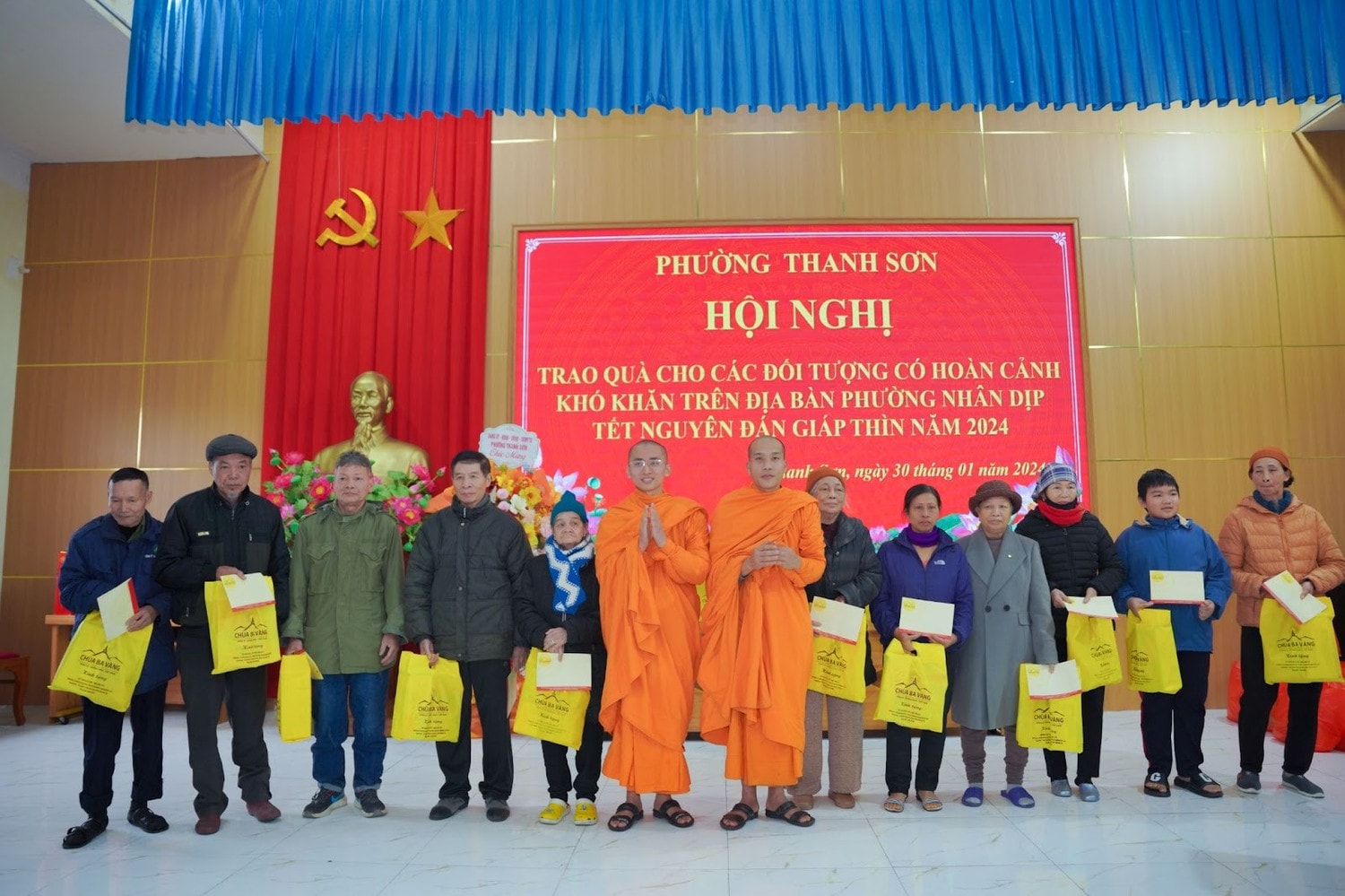 Xuân nghĩa tình - TP. Uông Bí: Chùa Ba Vàng ủng hộ hơn 100 triệu đồng -0