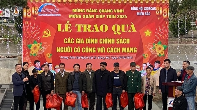 Nhiều phần quà đã được trao cho các gia đình chính sách, người có công với cách mạng. Ảnh: Hoàng Nga