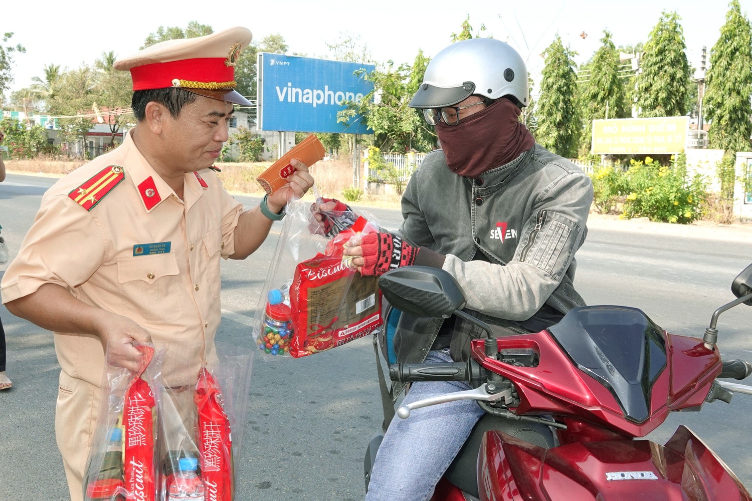 Cảnh sát giao thông Bình Thuận phát cho người dân về quê ăn tết trên tuyến Quốc lộ 1A đoạn qua địa bàn tỉnh