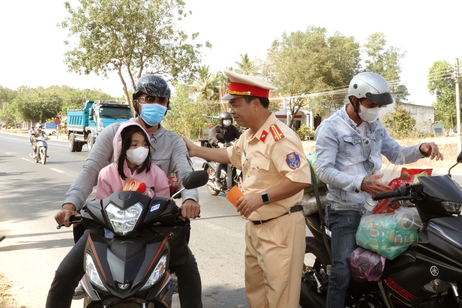 Hoạt động trao quà cho người dân trên đường về quê ăn tết của Công an tỉnh Bình Thuận đã được thực hiện trong nhiều năm qua