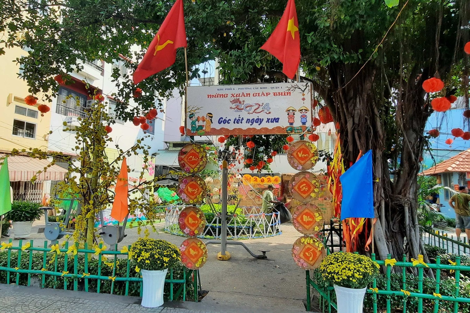 Hẻm nhỏ tại TP. Hồ Chí Minh trang hoàng rực rỡ đón Tết Giáp Thìn 2024 -0