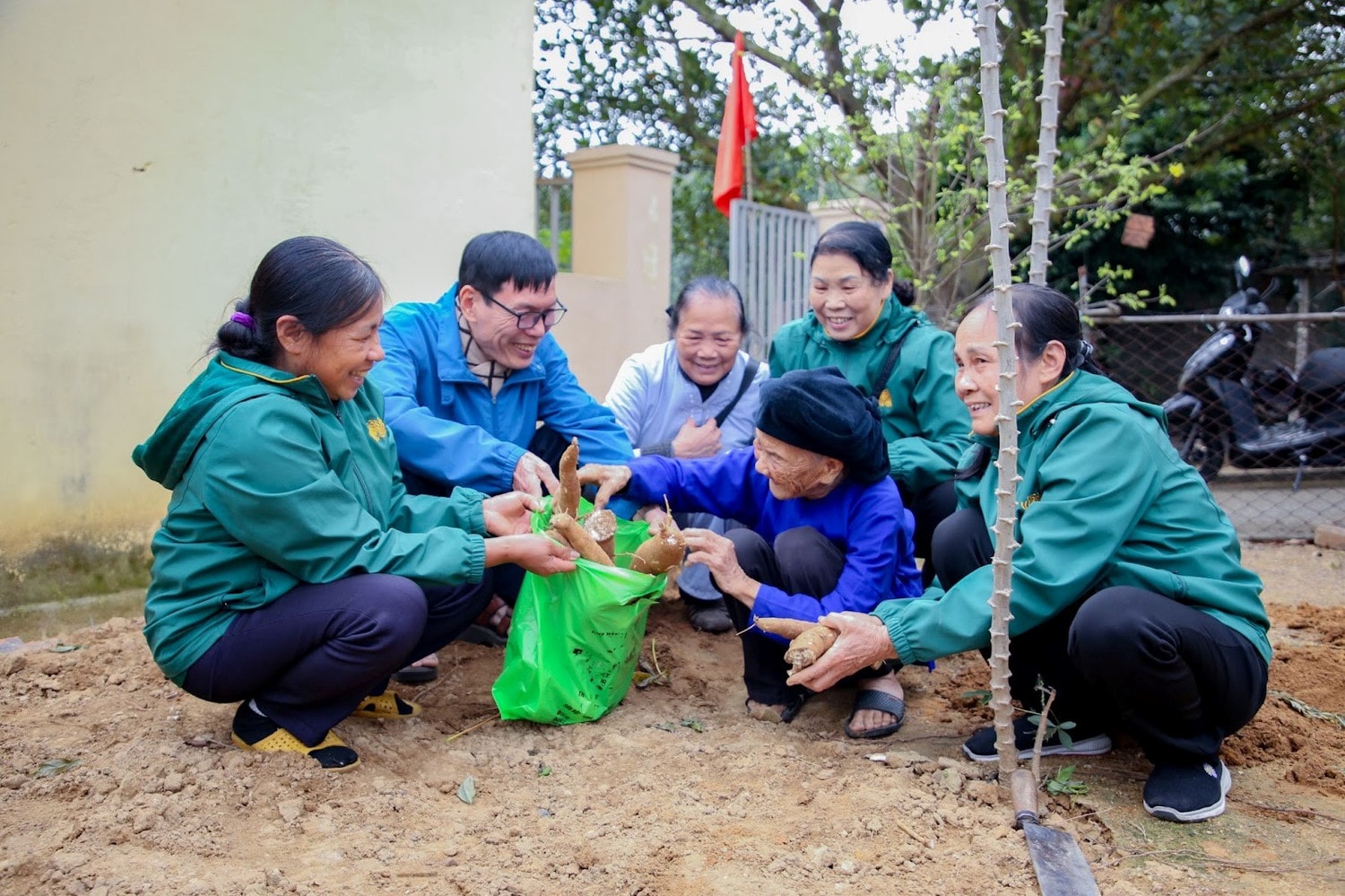 Xuân nghĩa tình - TP. Uông Bí: Chùa Ba Vàng ủng hộ hơn 100 triệu đồng -0