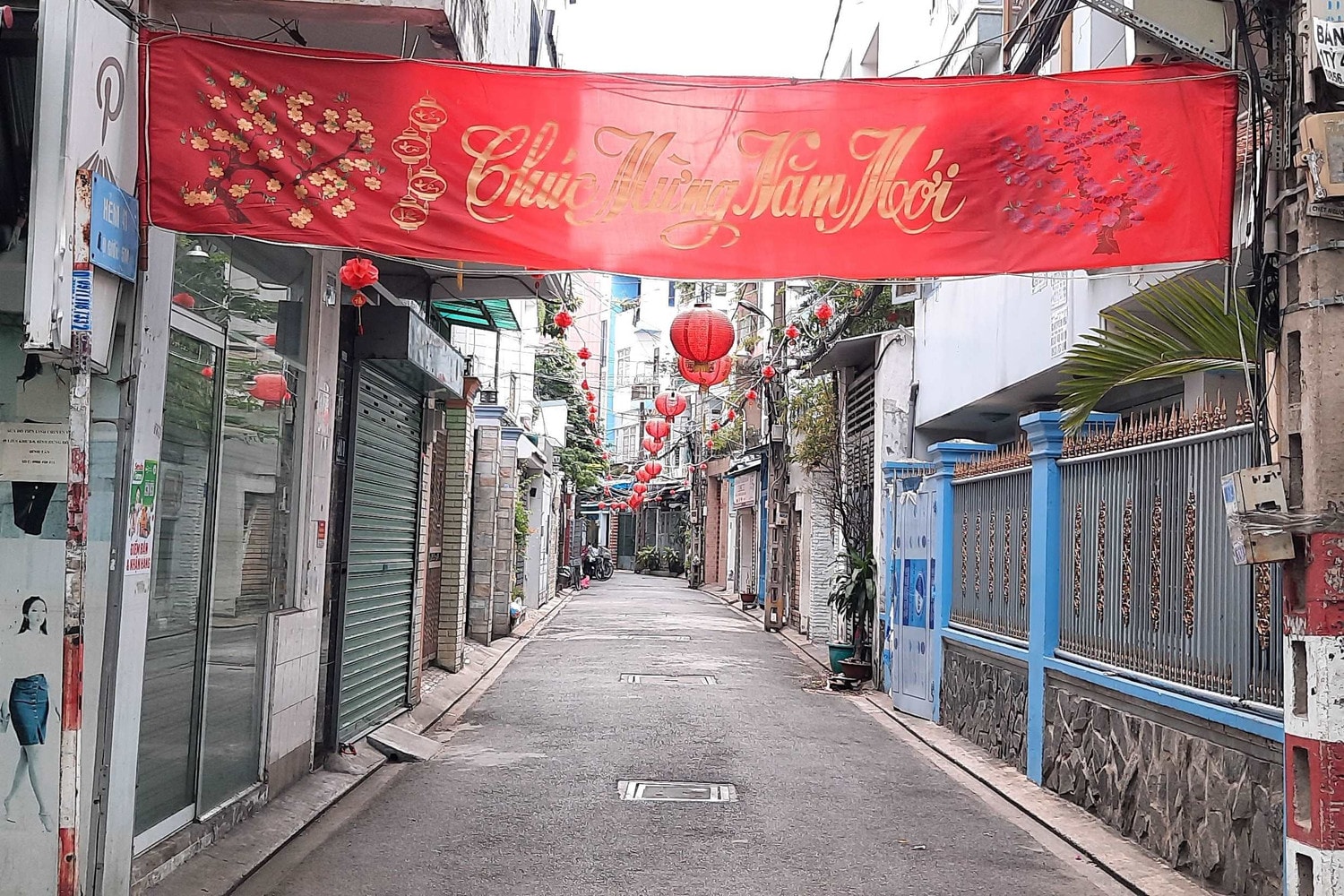 Hẻm nhỏ tại TP. Hồ Chí Minh trang hoàng rực rỡ đón Tết Giáp Thìn 2024 -0