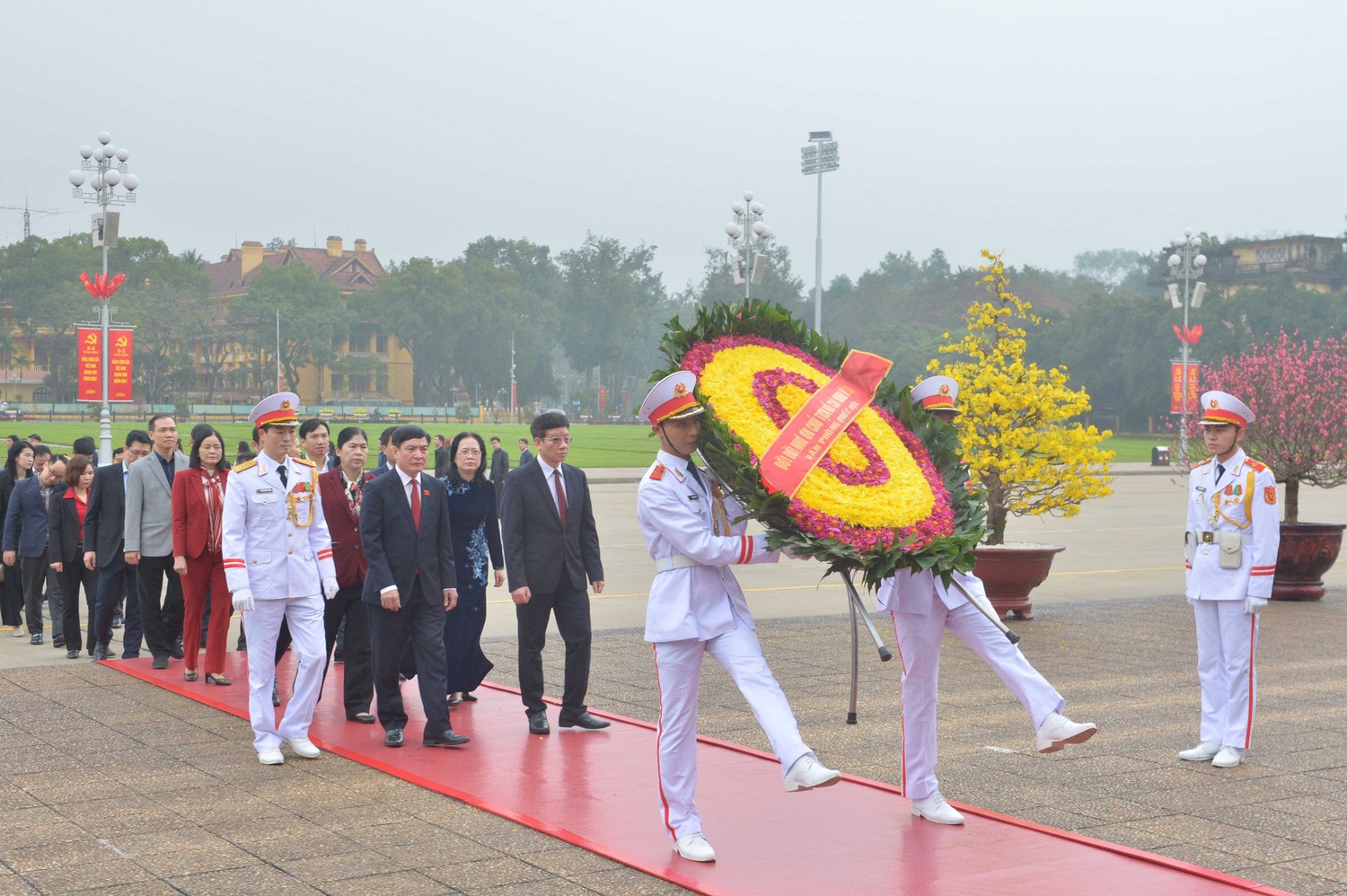 Đoàn Đại biểu Văn phòng Quốc hội dâng hương tưởng niệm Chủ tịch Hồ Chí Minh