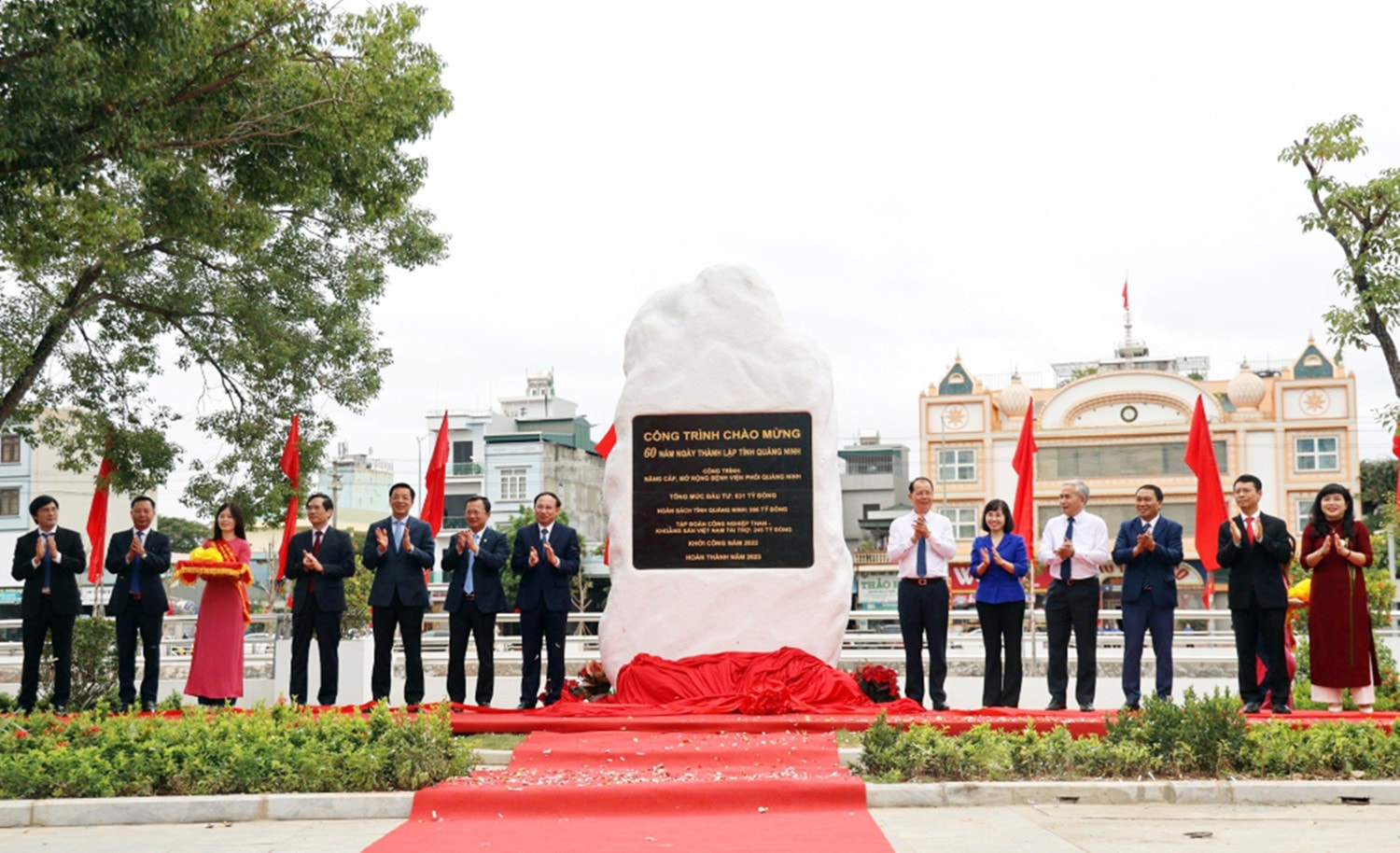 Lãnh đạo tỉnh Quảng Ninh thực hiện nghi thức gắn biển công trình chào mừng 60 năm Ngày thành lập tỉnh tại Bệnh viện Phổi Quảng Ninh - ảnh: Thu Chung