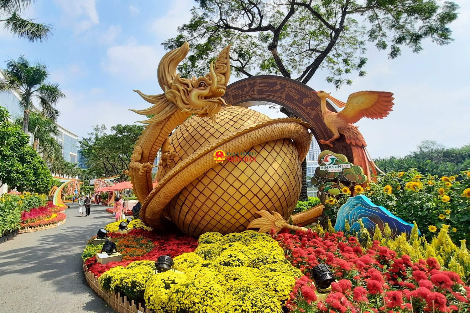 Mãn nhãn với hình ảnh linh vật rồng xuất hiện khắp nơi ở TP. Hồ Chí Minh -0