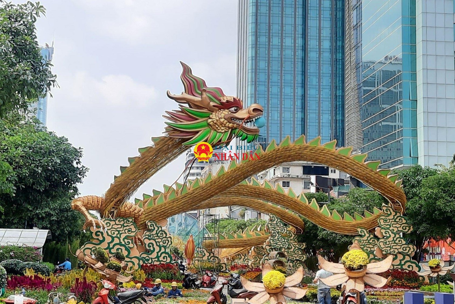 Mãn nhãn với hình ảnh linh vật rồng xuất hiện khắp nơi ở TP. Hồ Chí Minh -0