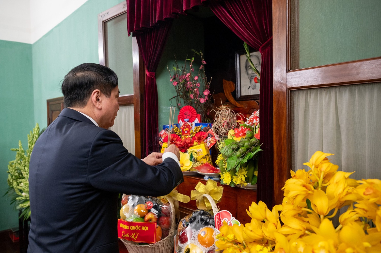 Đoàn Đại biểu Văn phòng Quốc hội dâng hương tưởng niệm Chủ tịch Hồ Chí Minh