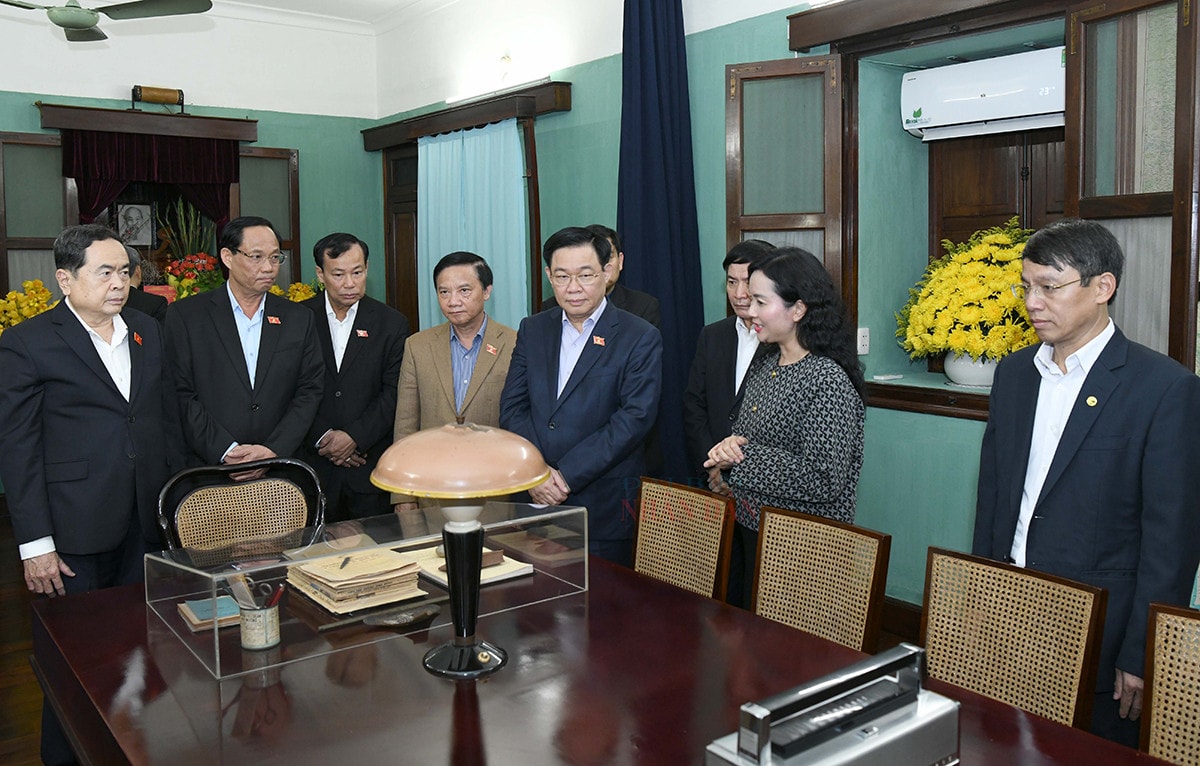 Chủ tịch Quốc hội Vương Đình Huệ thắp hương tưởng nhớ Chủ tịch Hồ Chí Minh tại Nhà 67 -2