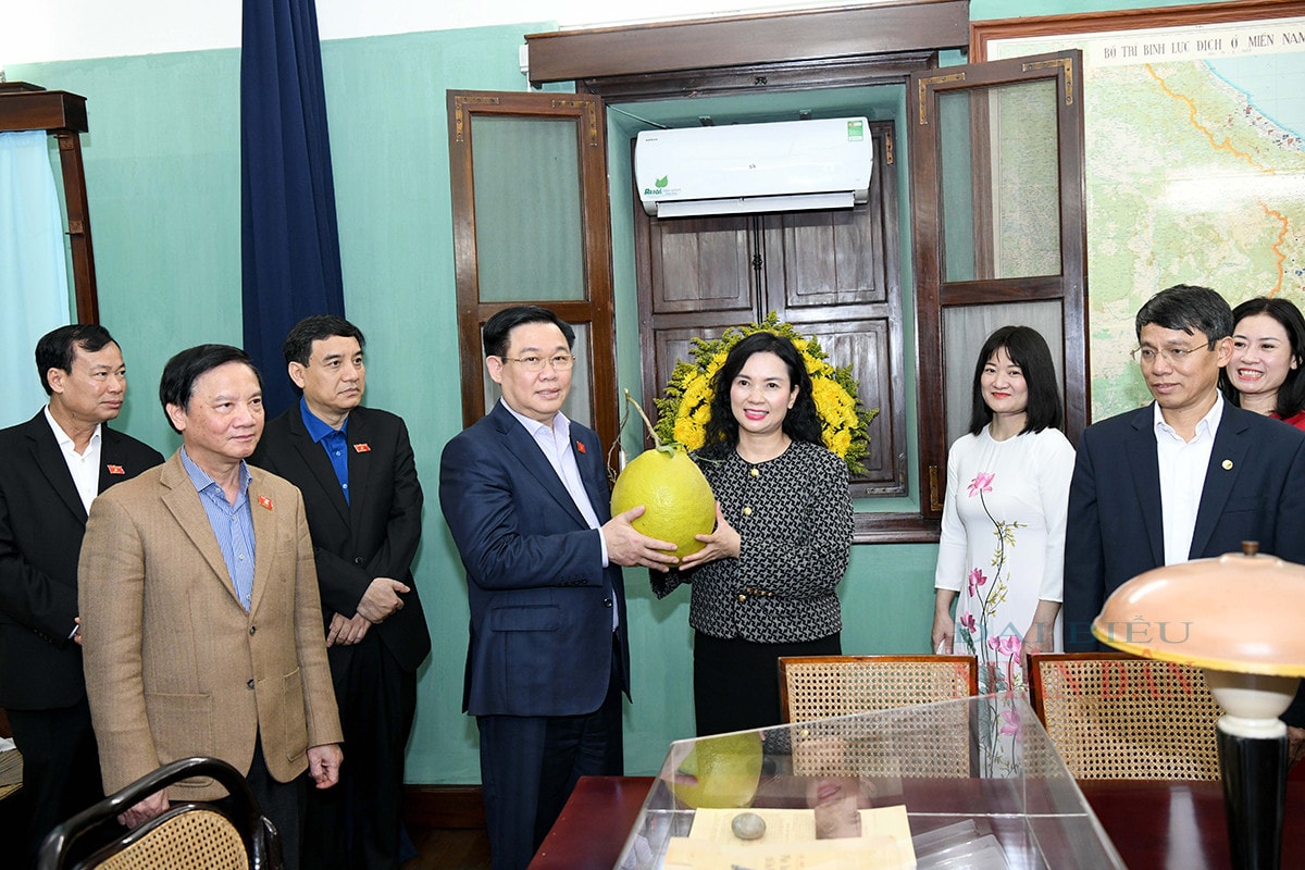 Chủ tịch Quốc hội Vương Đình Huệ thắp hương tưởng nhớ Chủ tịch Hồ Chí Minh tại Nhà 67 -4