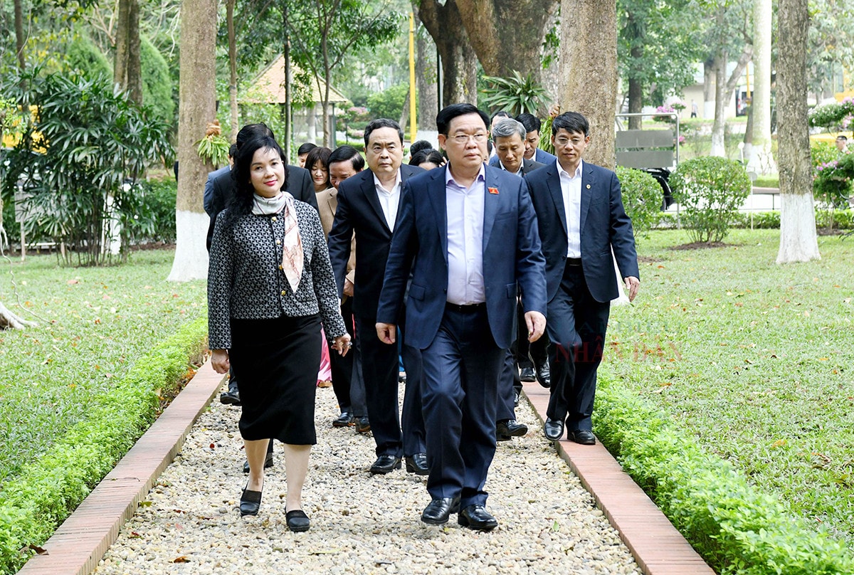 Chủ tịch Quốc hội Vương Đình Huệ thắp hương tưởng nhớ Chủ tịch Hồ Chí Minh tại Nhà 67 -6