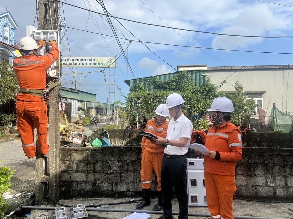EVNNPC sẵn sàng phương án đảm bảo cung cấp điện trong dịp Tết Nguyên Đán Giáp Thìn và phục vụ lấy nước đổ ải vụ Đông Xuân năm 2024 đợt 2. Ảnh: EVNNPC EVNNPC sẵn sàng phương án bảo đảm cung cấp điện trong dịp Tết Nguyên Đán Giáp Thìn -0