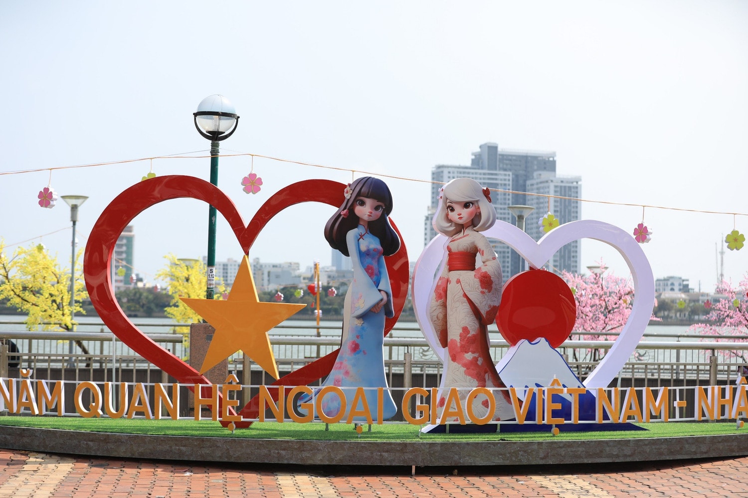 Rực rỡ đường hoa Tết đón “Rồng vàng” ở Đà Nẵng