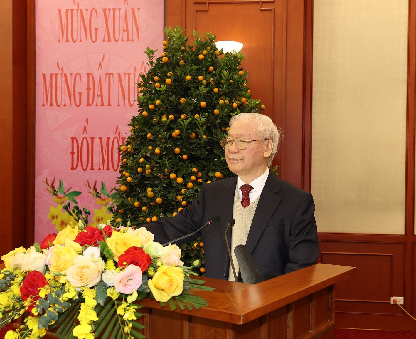 Chung sức, đồng lòng, phát huy tinh thần yêu nước, bản lĩnh, trí tuệ Việt Nam, truyền thống văn hiến, anh hùng của Dân tộc, vượt qua mọi thách thức, biến thời cơ thuận lợi thành kết quả hiện thực