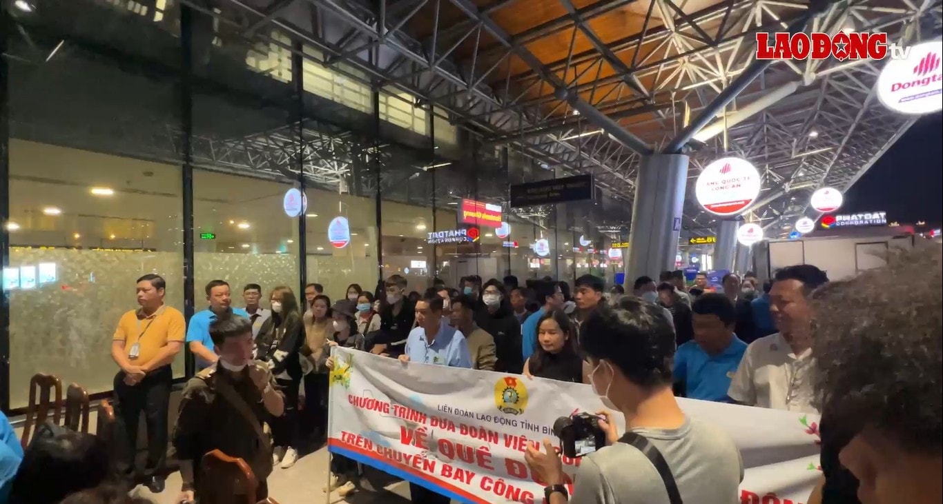 Hàng trăm người lao động về quê trên chuyến bay “0 đồng” -0
