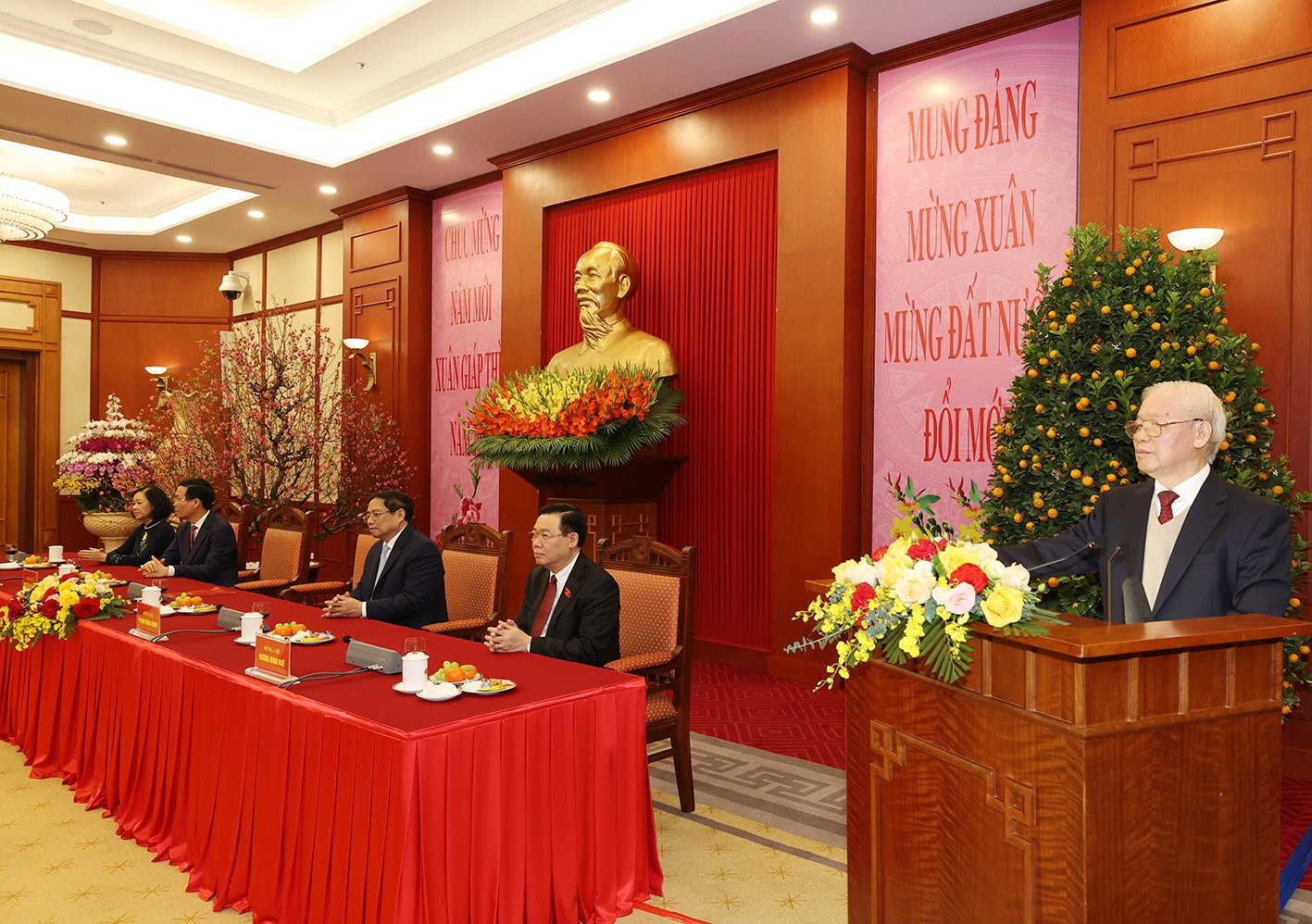 Chung sức, đồng lòng, phát huy tinh thần yêu nước, bản lĩnh, trí tuệ Việt Nam, truyền thống văn hiến, anh hùng của Dân tộc, vượt qua mọi thách thức, biến thời cơ thuận lợi thành kết quả hiện thực