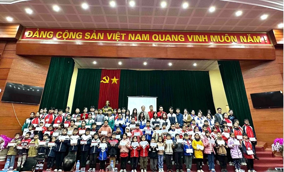 Vietlott sẻ chia niềm vui Tết với người dân khó khăn cả nước -0