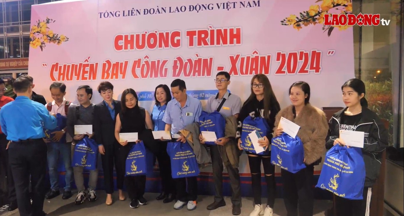 Hàng trăm người lao động về quê trên chuyến bay “0 đồng” -0