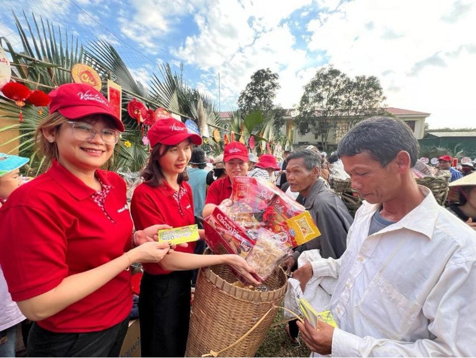 Vietlott sẻ chia niềm vui Tết với người dân khó khăn cả nước -0
