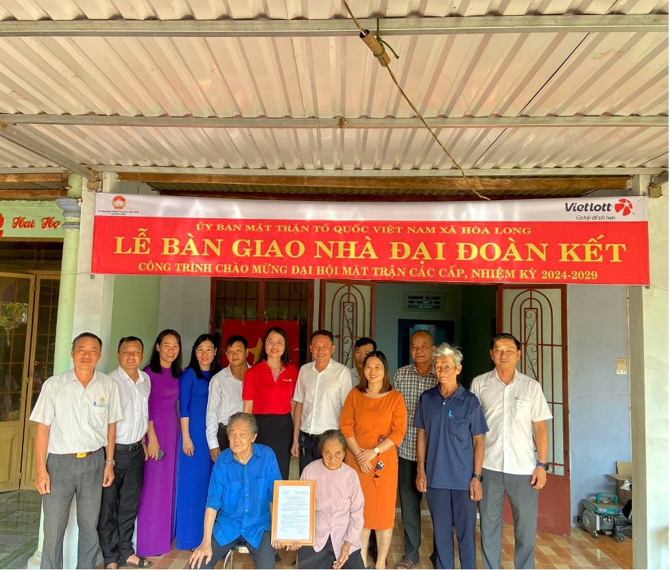 Vietlott sẻ chia niềm vui Tết với người dân khó khăn cả nước -0