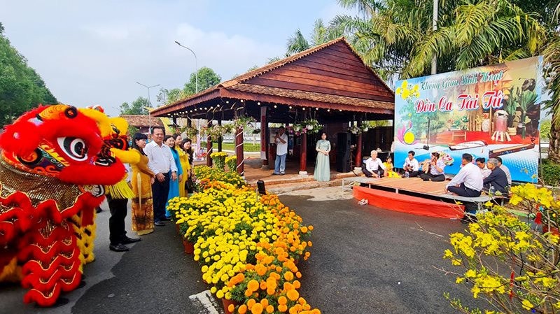 Hậu Giang- Cần Thơ: Khai mạc đường hoa xuân mừng năm mới Giáp Thìn -0