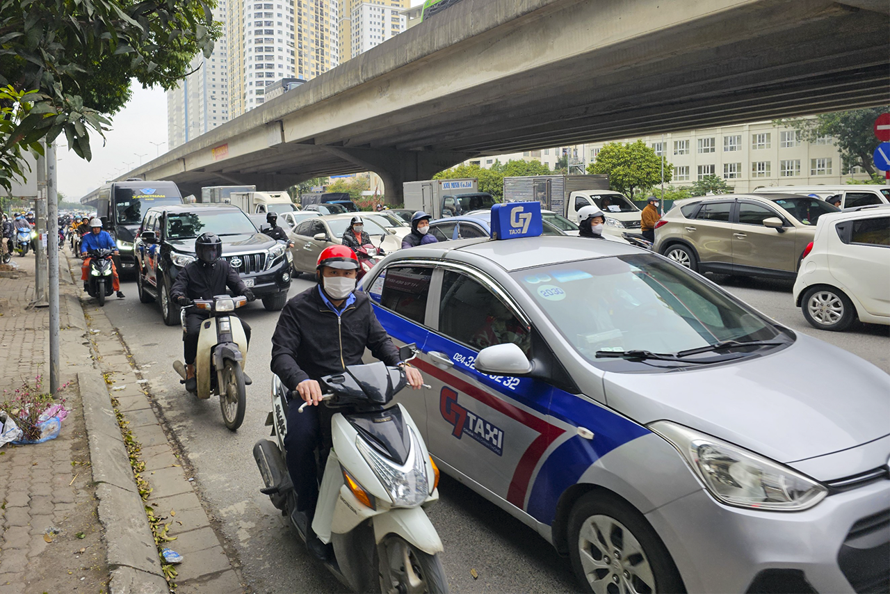 Đường vành đai 3 Hà Nội ùn tắc kéo dài trong ngày làm việc cuối cùng năm Quý Mão -0