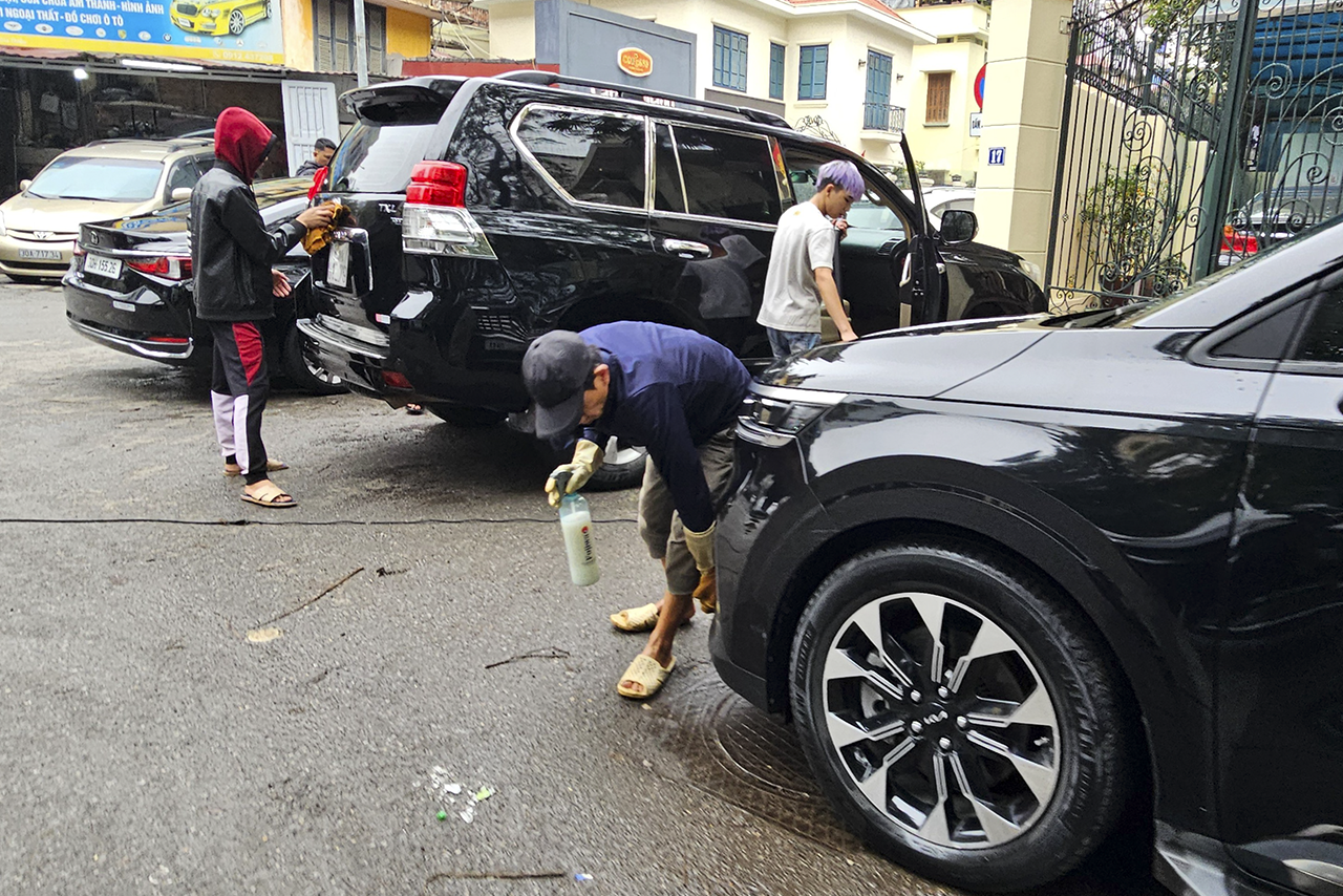 Hà Nội: Dịch vụ rửa xe nhộn nhịp, kiếm bộn dịp cận Tết -0