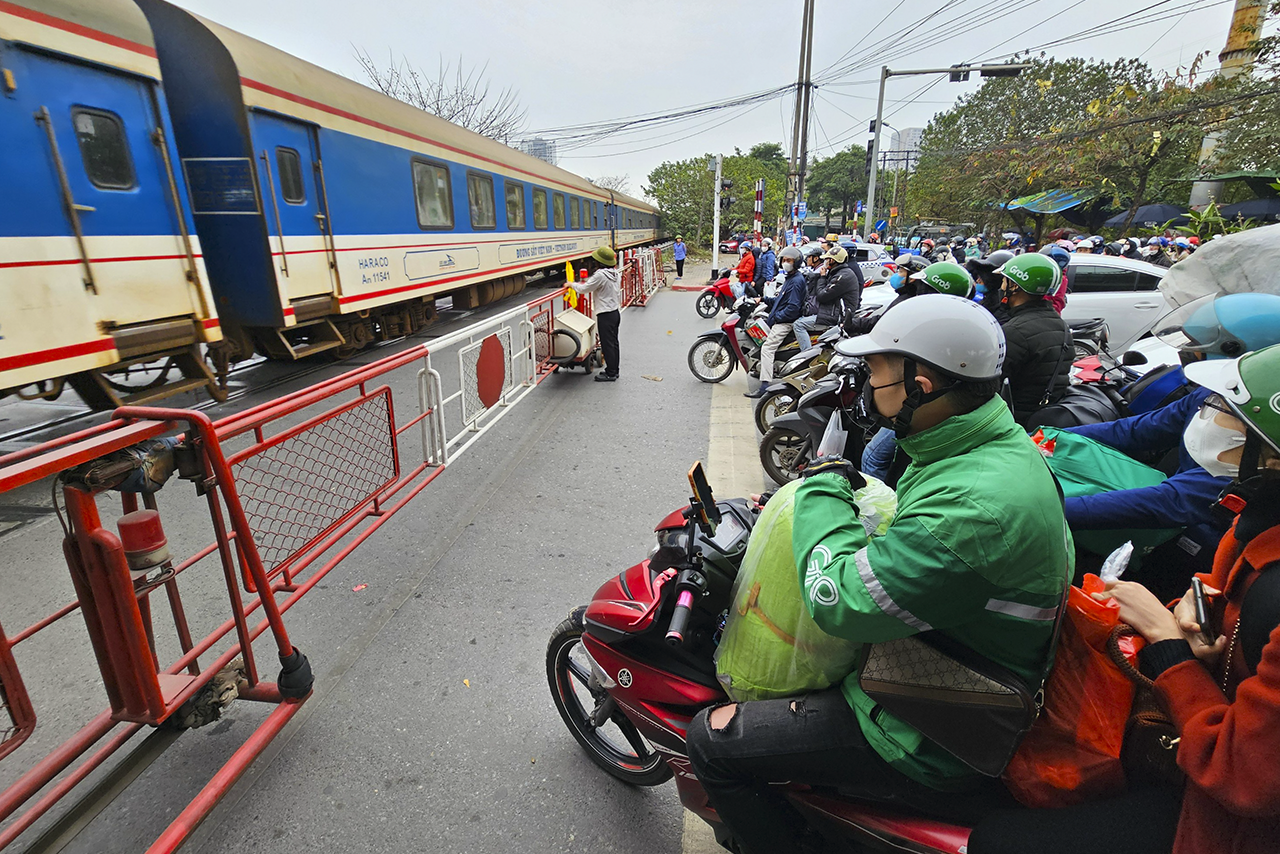Đường vành đai 3 Hà Nội ùn tắc kéo dài trong ngày làm việc cuối cùng năm Quý Mão -0