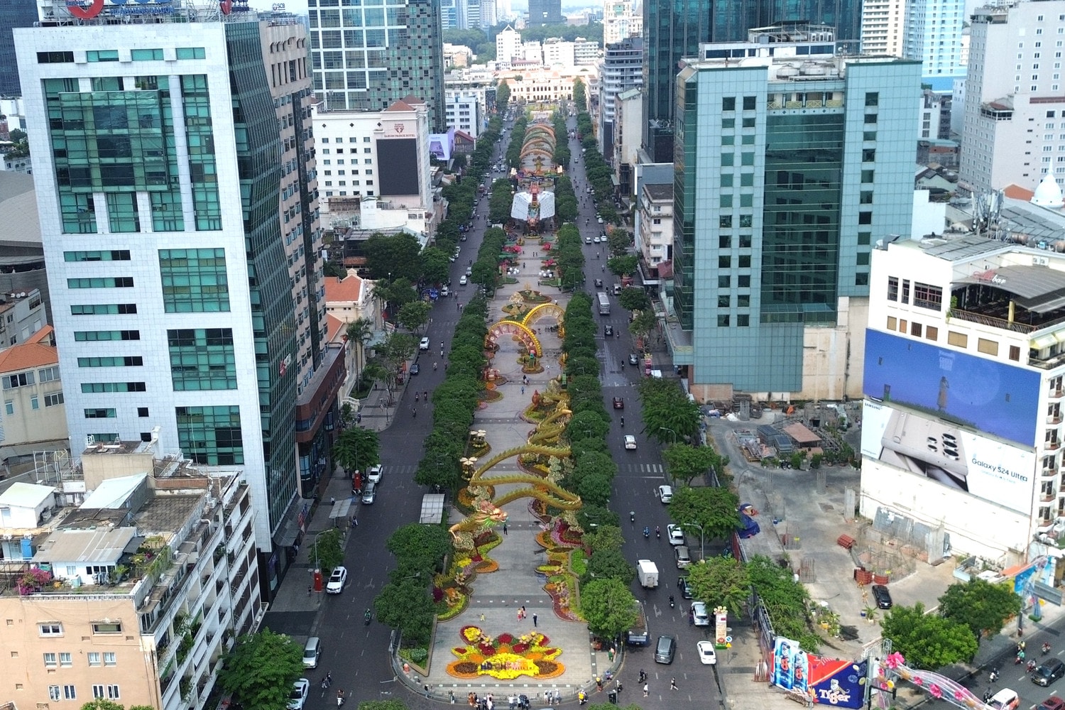 Đường hoa Nguyễn Huệ Tết Giáp Thìn 2024 với chủ đề Xuân yêu thương, Tết sum vầy, bố cục được chia làm ba phân đoạn chính Đường hoa Nguyễn Huệ Tết Giáp Thìn 2024 với chủ đề Xuân yêu thương, Tết sum vầy, bố cục được chia làm ba phân đoạn chính