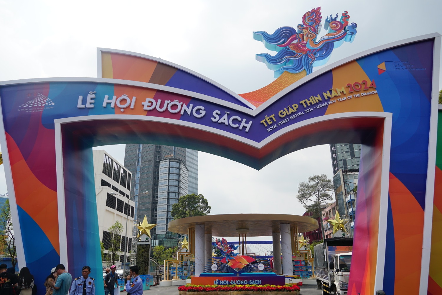 Lễ hội Đường Sách Tết Giáp Thìn năm 2024 cũng đã hoàn tất chờ giờ mở cửa đón du khách Lễ hội Đường Sách Tết Giáp Thìn năm 2024 cũng đã hoàn tất chờ giờ mở cửa đón du khách