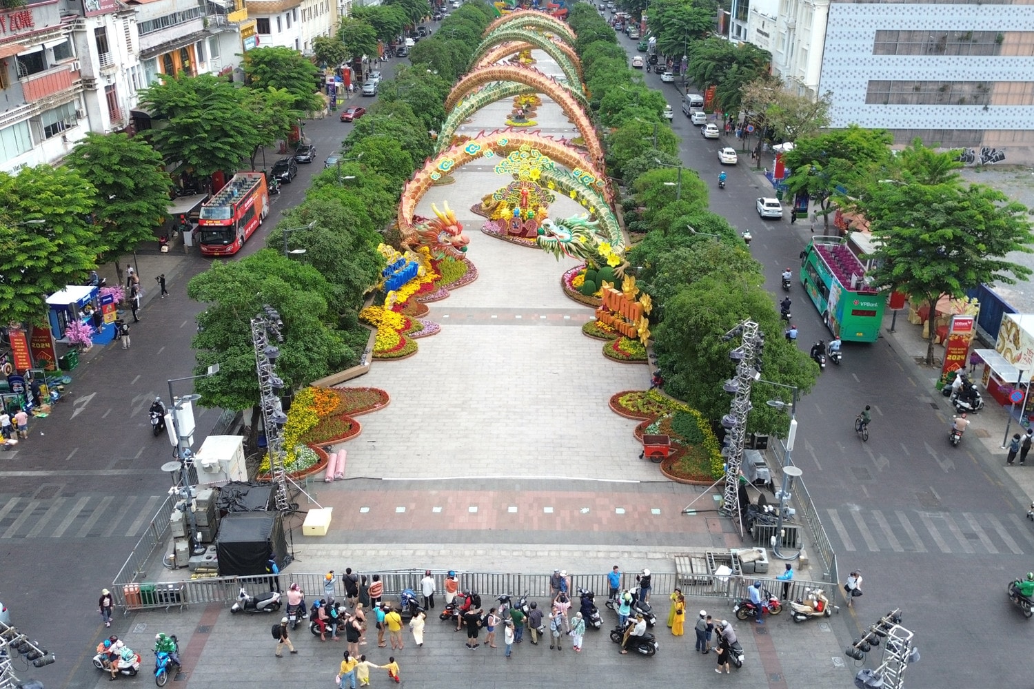 Giữa trưa nắng ngày 7.2 nhiều du khách đã có mặt từ sớm chụp hình chờ đến giờ đường hoa Nguyễn Huệ mở cửa Giữa trưa nắng ngày 7.2 nhiều du khách đã có mặt từ sớm chụp hình chờ đến giờ đường hoa Nguyễn Huệ mở cửa