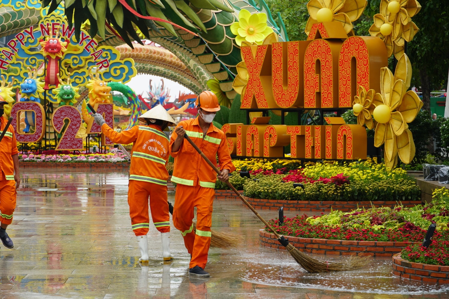 Công nhân tất bật rửa dọn đường Nguyễn Huệ chuẩn bị chào đón du khách vào thăm Công nhân tất bật rửa dọn đường Nguyễn Huệ chuẩn bị chào đón du khách vào thăm