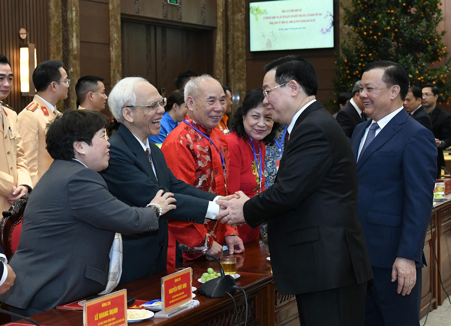 Chủ tịch Quốc hội Vương Đình Huệ thăm, chúc Tết Đảng bộ, chính quyền và Nhân dân Thủ đô Hà Nội -0