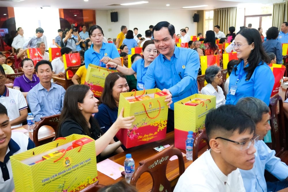Hàng trăm người lao động về quê trên chuyến bay “0 đồng” -0
