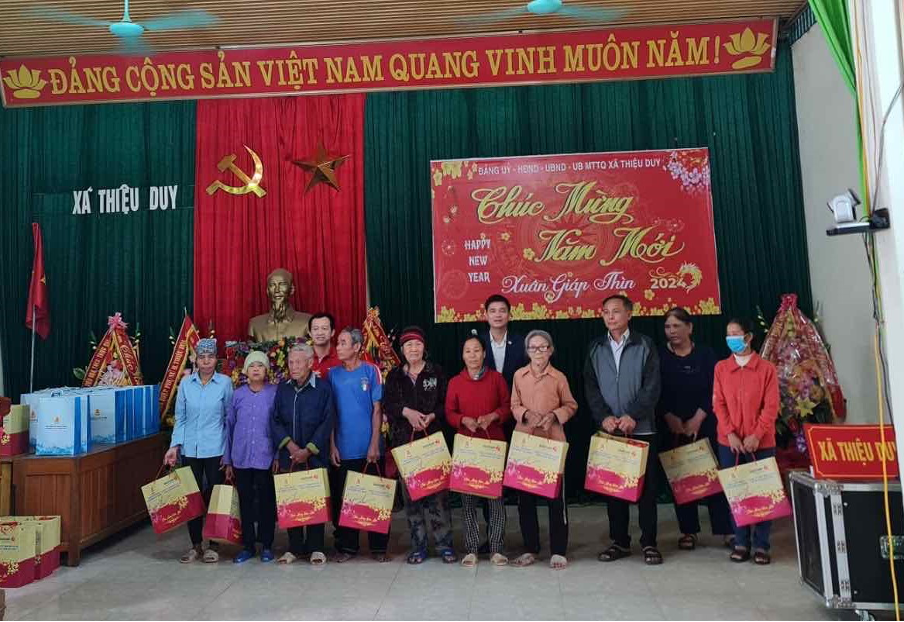Vietlott sẻ chia niềm vui Tết với người dân khó khăn cả nước -0
