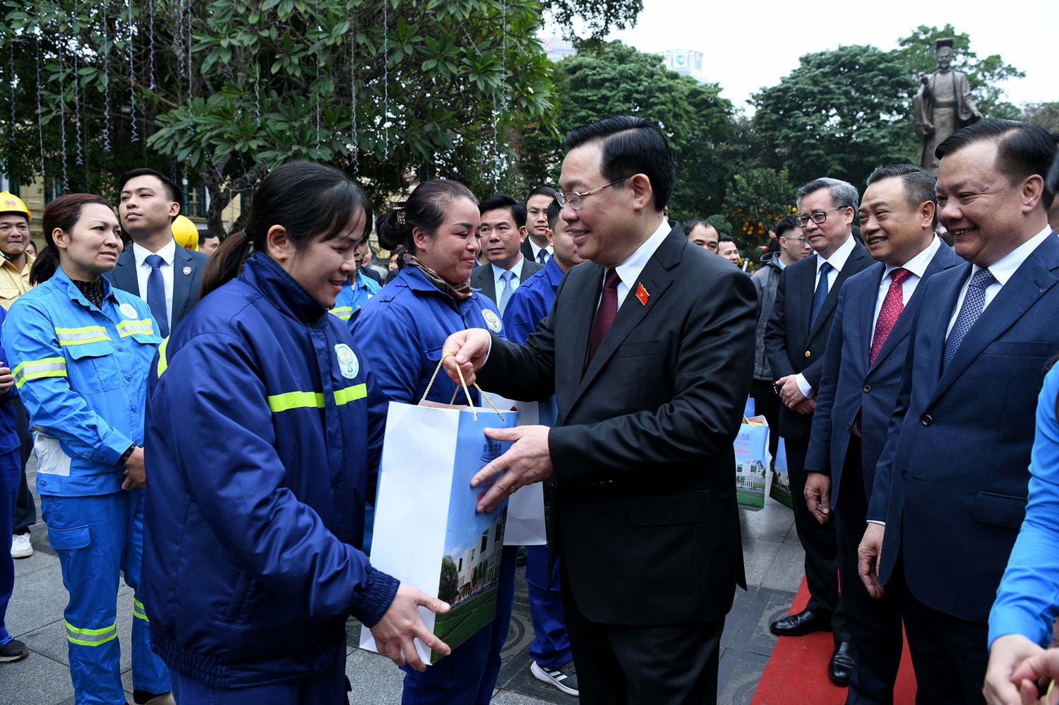 Chủ tịch Quốc hội Vương Đình Huệ thăm, chúc Tết Đảng bộ, chính quyền và Nhân dân Thủ đô Hà Nội -0