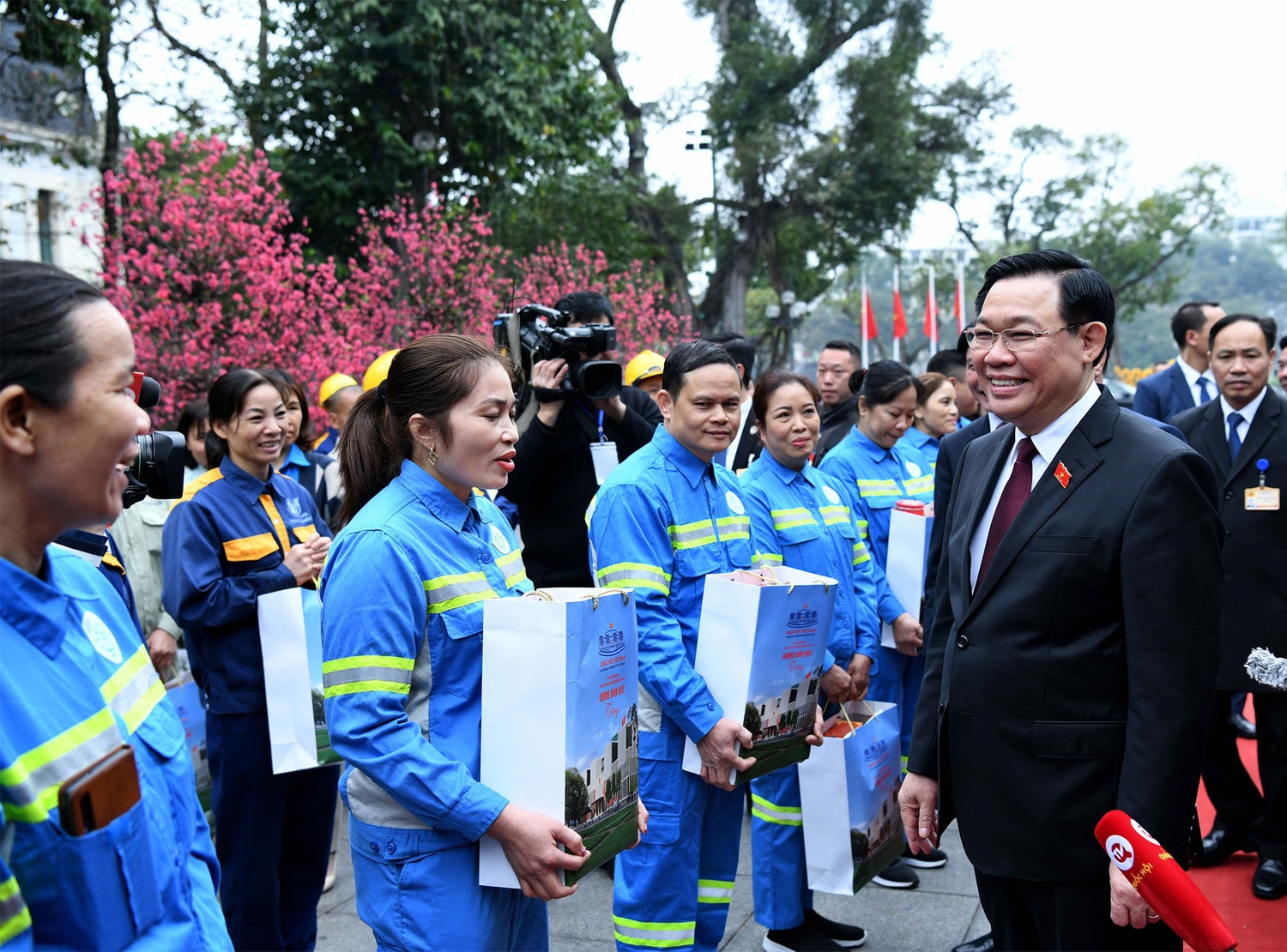 Chủ tịch Quốc hội Vương Đình Huệ thăm, chúc Tết Đảng bộ, chính quyền và Nhân dân Thủ đô Hà Nội -0