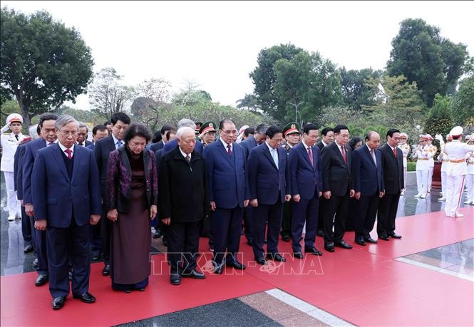 Lãnh đạo Đảng, Nhà nước tưởng niệm các Anh hùng Liệt sỹ nhân dịp Tết Nguyên đán -0