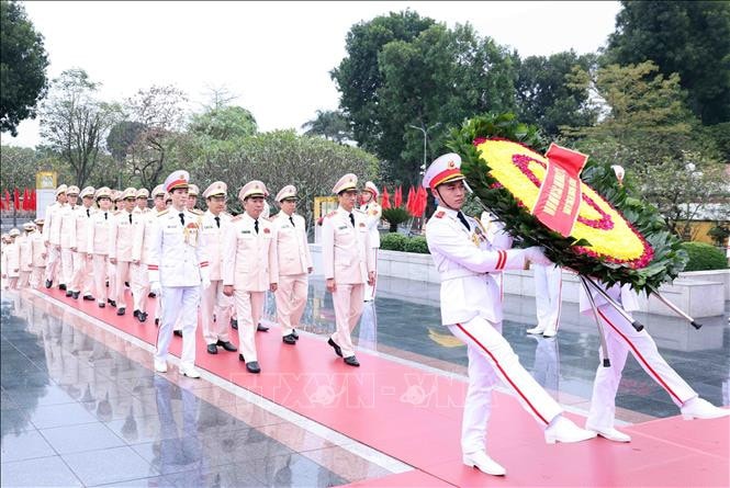 Lãnh đạo Đảng, Nhà nước tưởng niệm các Anh hùng Liệt sỹ nhân dịp Tết Nguyên đán -0