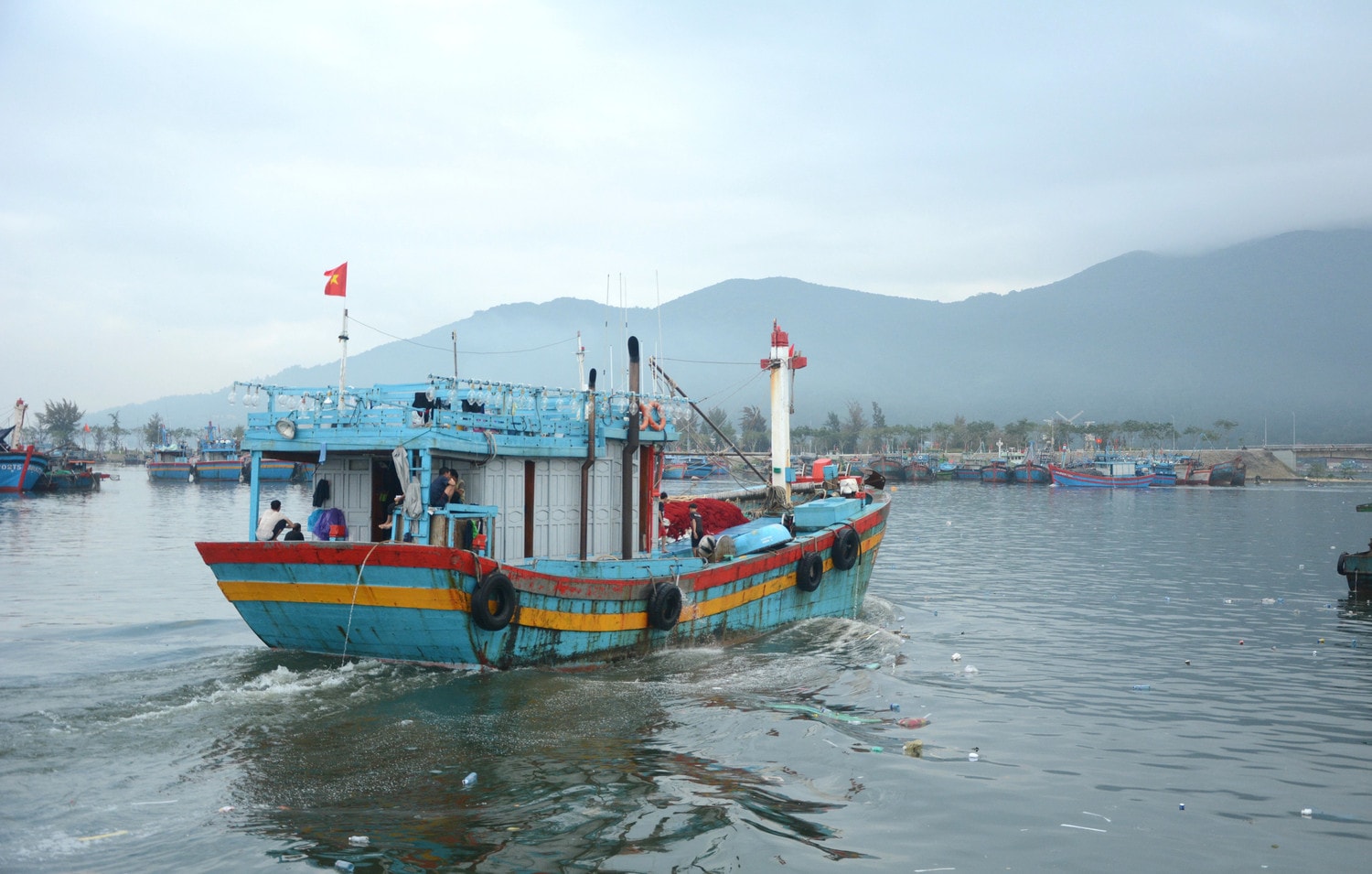 Những con tàu vươn khơi bám biển trong những ngày đầu năm mới 2024