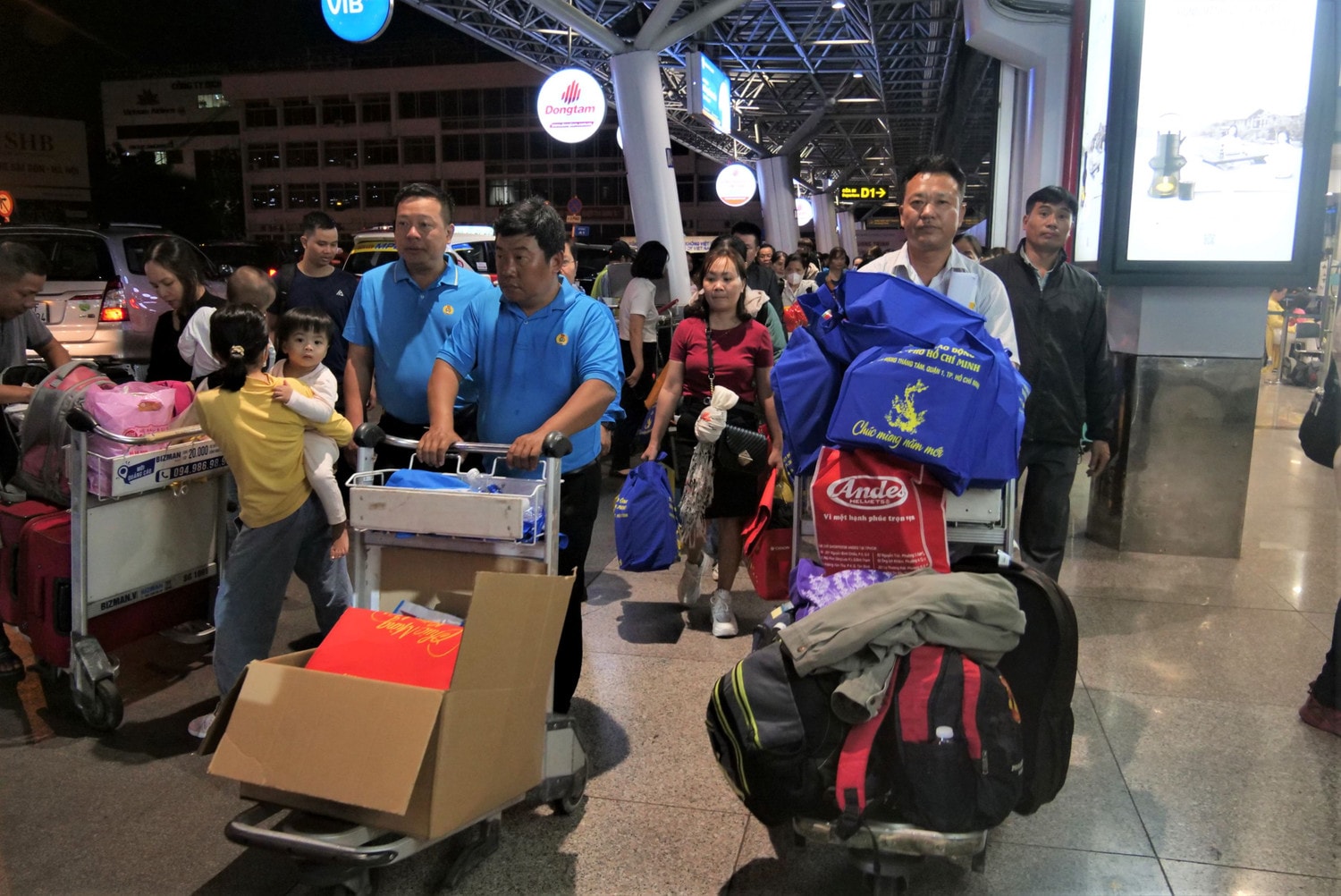 Hàng trăm người lao động về quê trên chuyến bay “0 đồng” -0