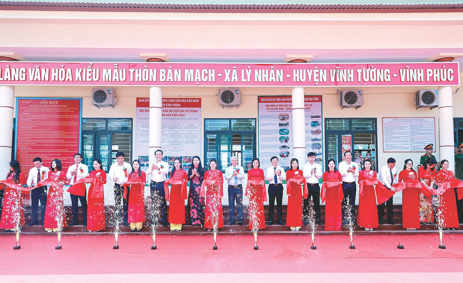 Chủ tịch Ủy ban Trung ương Mặt trận Tổ quốc Việt Nam Đỗ Văn Chiến, Bí thư Tỉnh ủy Vĩnh Phúc Hoàng Thị Thúy Lan và các đại biểu cắt băng khánh thành Khu thiết chế văn hóa, thể thao thôn Bàn Mạch, xã Lý Nhân, huyện Vĩnh Tường, tỉnh Vĩnh Phúc Ảnh: Hoàng Hùng