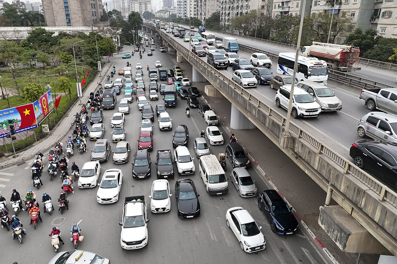 Đường vành đai 3 Hà Nội ùn tắc kéo dài trong ngày làm việc cuối cùng năm Quý Mão -0