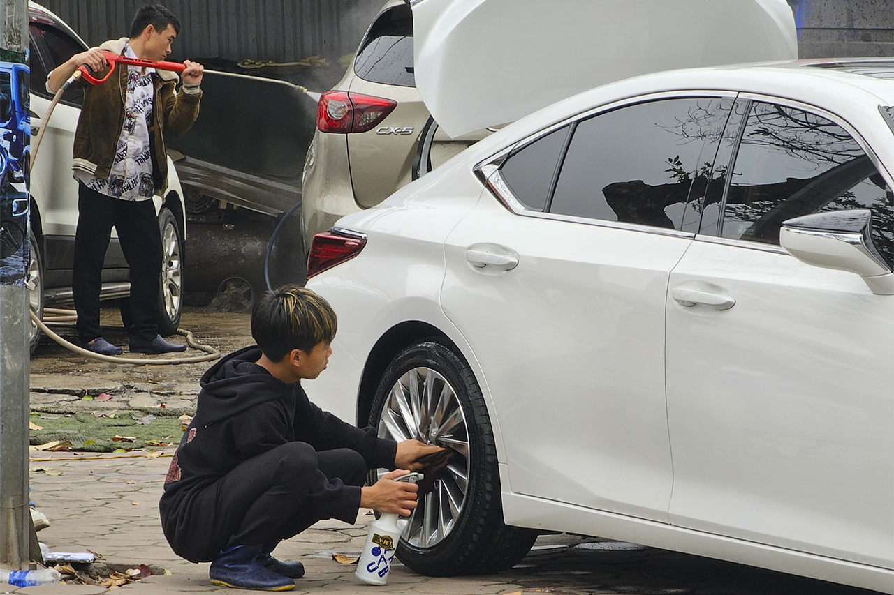 Hà Nội: Dịch vụ rửa xe nhộn nhịp, kiếm bộn dịp cận Tết -0
