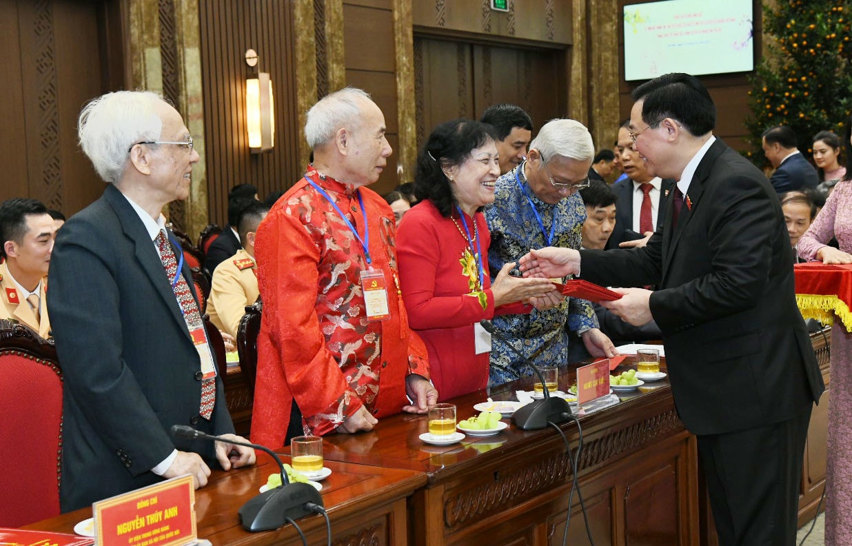 Chủ tịch Quốc hội Vương Đình Huệ thăm, chúc Tết Đảng bộ, chính quyền và Nhân dân Thủ đô Hà Nội -0