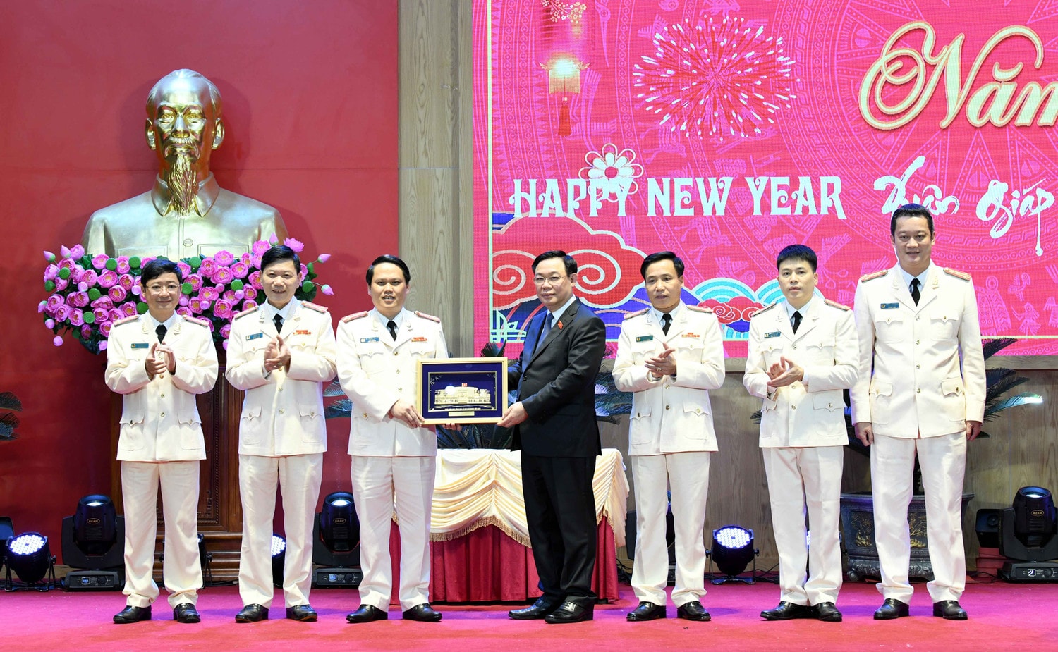 Chủ tịch Quốc hội Vương Đình Huệ thăm và chúc Tết Công an tỉnh Nghệ An ảnh 11 Chủ tịch Quốc hội Vương Đình Huệ thăm và chúc Tết Công an tỉnh Nghệ An -0